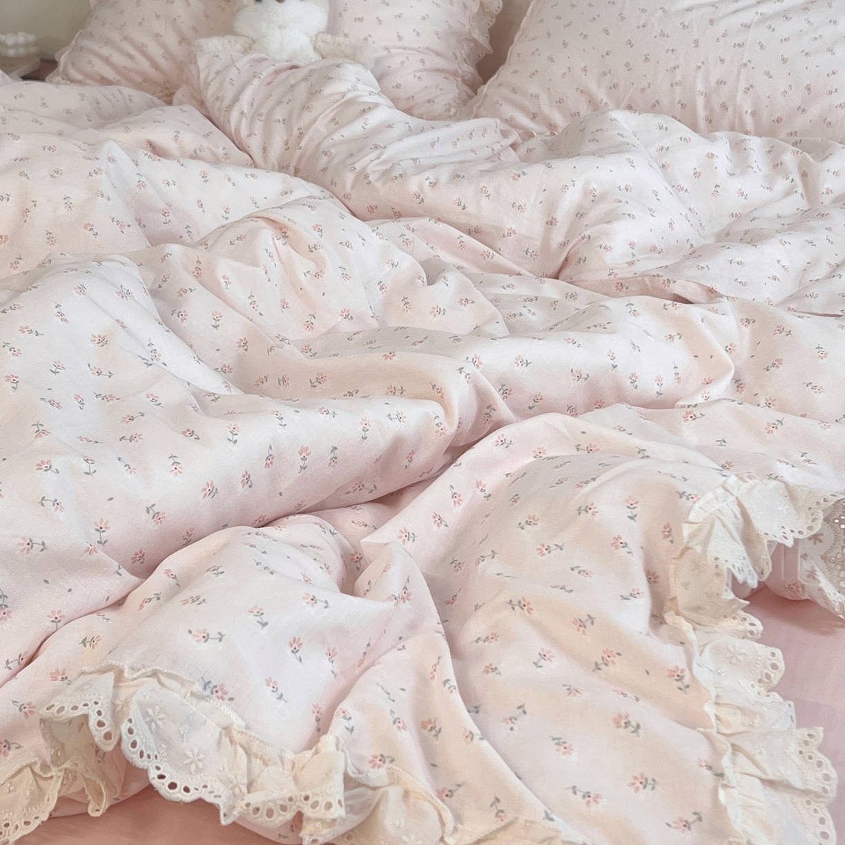 91家纺网 家纺一手货源 找家纺 荣轩家居 2026新款韩式浪漫花边工艺款全棉纯棉双层纱四件套（铺床版） 芳菲粉