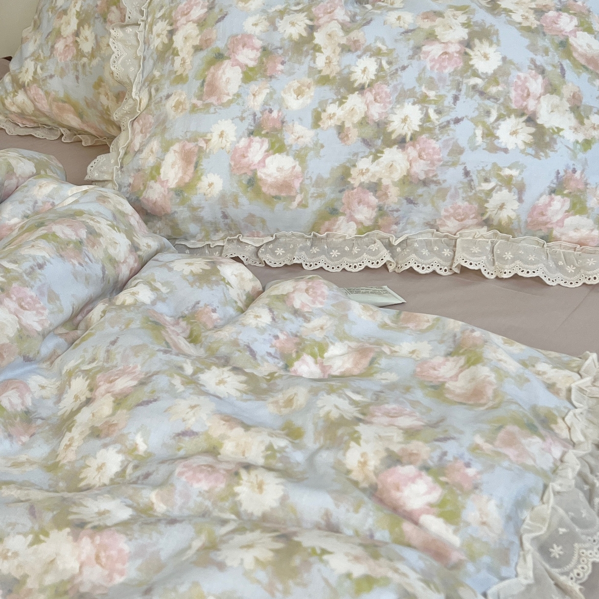 91家纺网 家纺一手货源 找家纺 荣轩家居 2026新款韩式浪漫花边工艺款全棉纯棉双层纱四件套（铺床版） 海棠听风