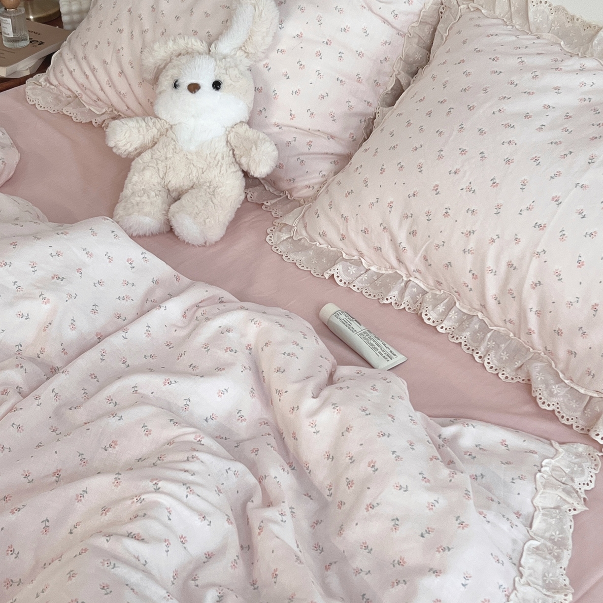 91家纺网 家纺一手货源 找家纺 荣轩家居 2026新款韩式浪漫花边工艺款全棉纯棉双层纱四件套（铺床版） 芳菲粉