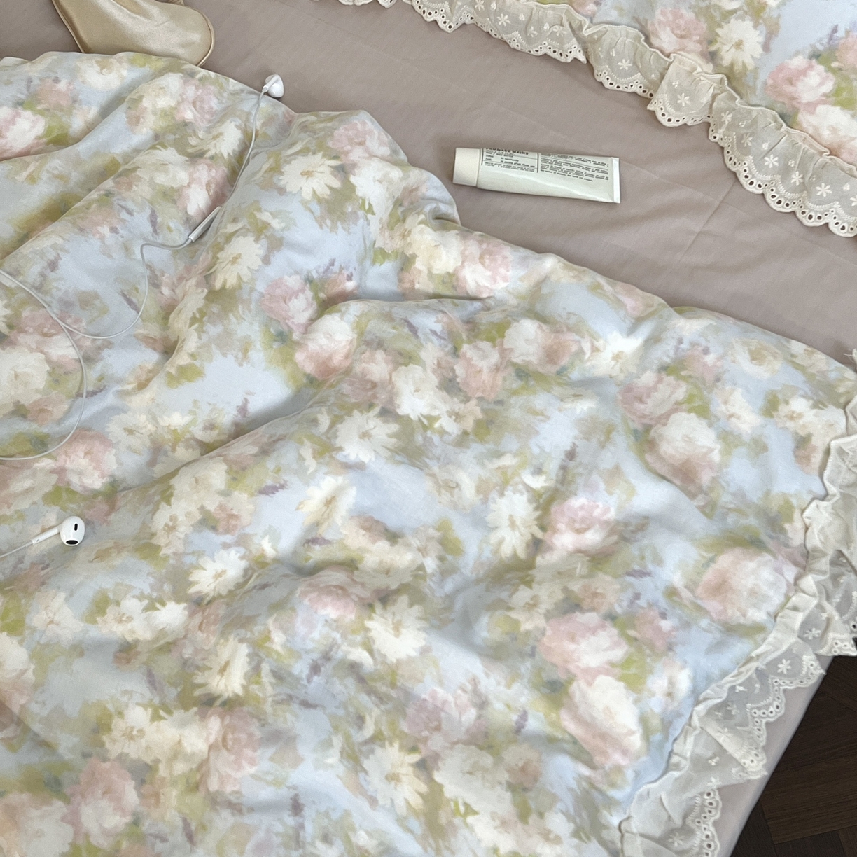 91家纺网 家纺一手货源 找家纺 荣轩家居 2026新款韩式浪漫花边工艺款全棉纯棉双层纱四件套（铺床版） 海棠听风