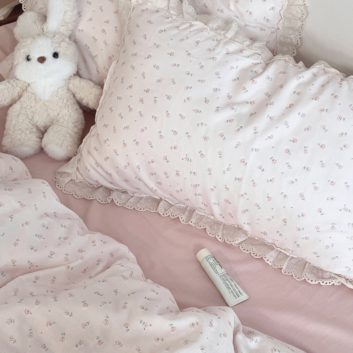 91家纺网 家纺一手货源 找家纺 荣轩家居 2026新款韩式浪漫花边工艺款全棉纯棉双层纱四件套（铺床版） 芳菲粉