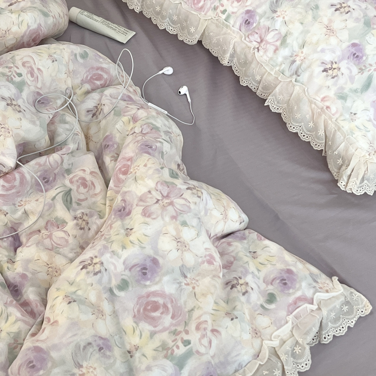 91家纺网 家纺一手货源 找家纺 荣轩家居 2026新款韩式浪漫花边工艺款全棉纯棉双层纱四件套（铺床版） 蔓延-紫