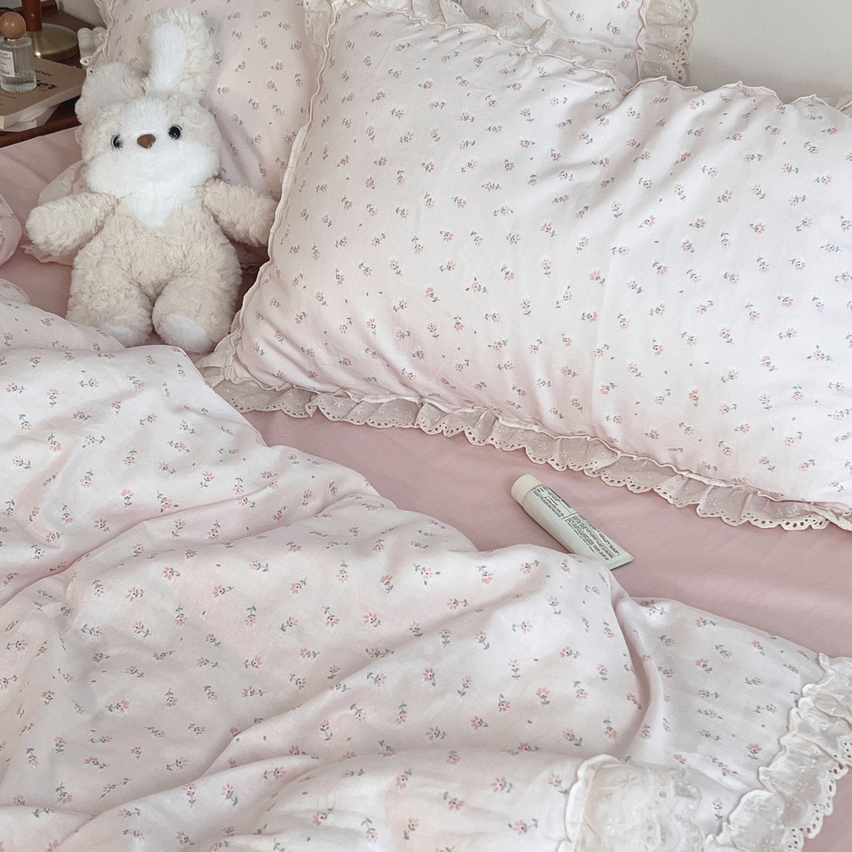 91家纺网 家纺一手货源 找家纺 荣轩家居 2026新款韩式浪漫花边工艺款全棉纯棉双层纱四件套（铺床版） 芳菲粉