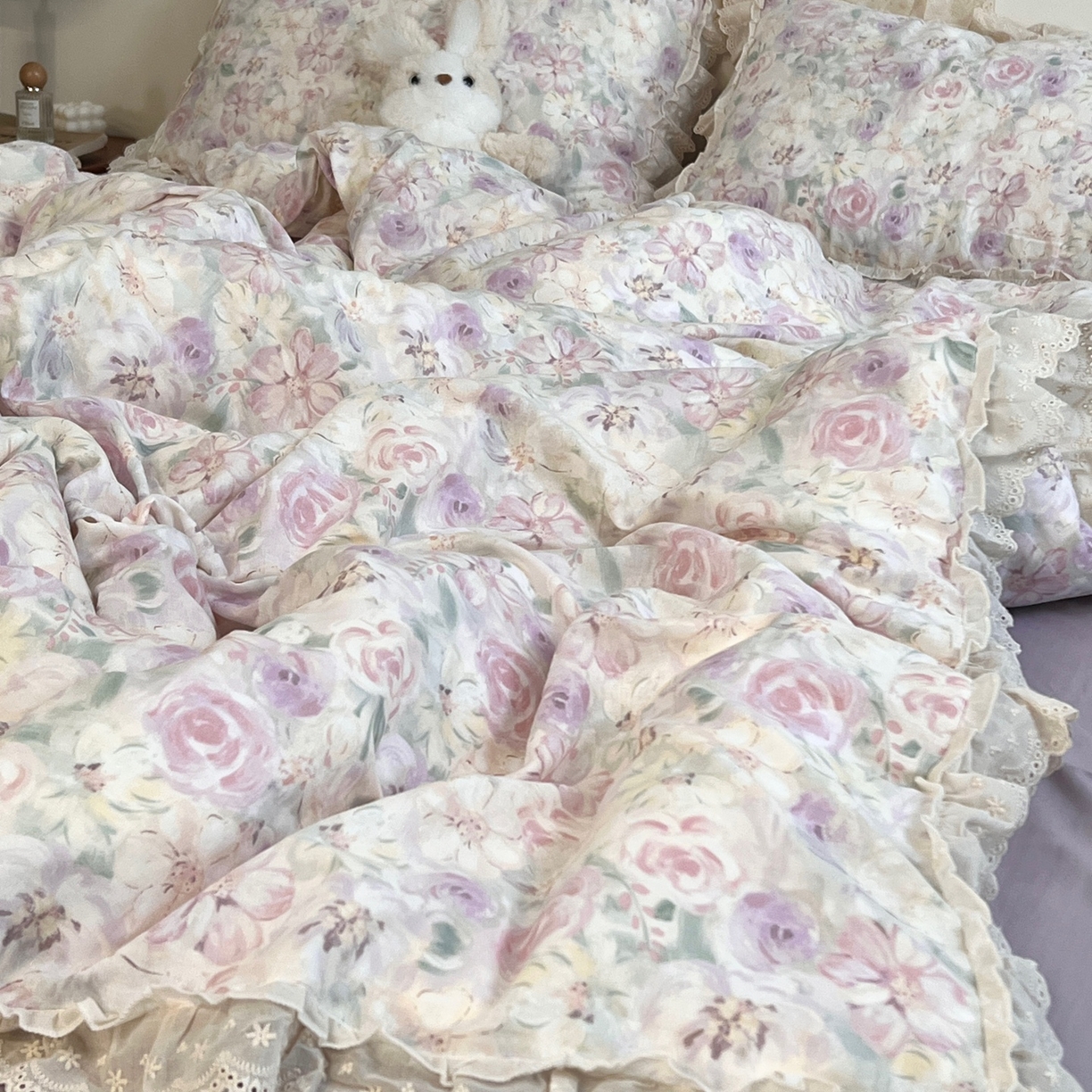 91家纺网 家纺一手货源 找家纺 荣轩家居 2026新款韩式浪漫花边工艺款全棉纯棉双层纱四件套（铺床版） 蔓延-紫