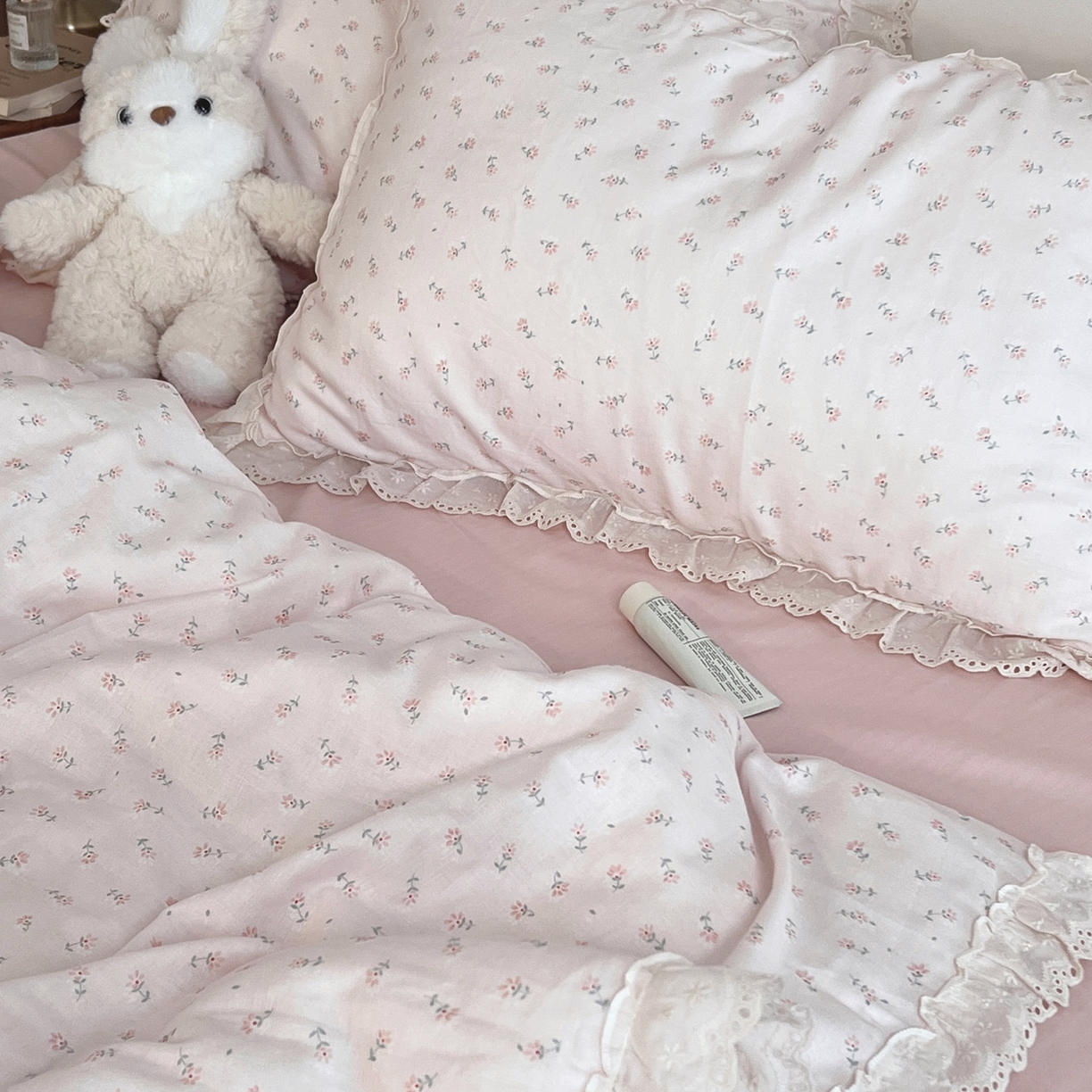 91家纺网 家纺一手货源 找家纺 荣轩家居 2026新款韩式浪漫花边工艺款全棉纯棉双层纱四件套（铺床版） 芳菲粉