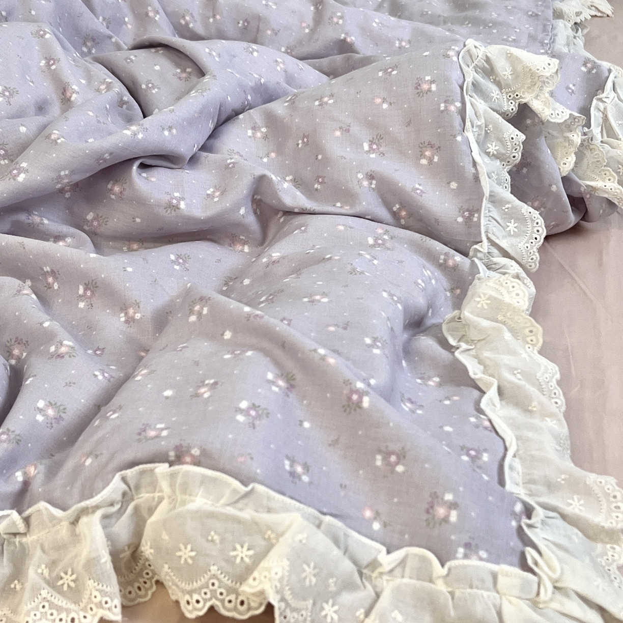 91家纺网 家纺一手货源 找家纺 荣轩家居 2026新款韩式浪漫花边工艺款全棉纯棉双层纱四件套（铺床版） 粉黛