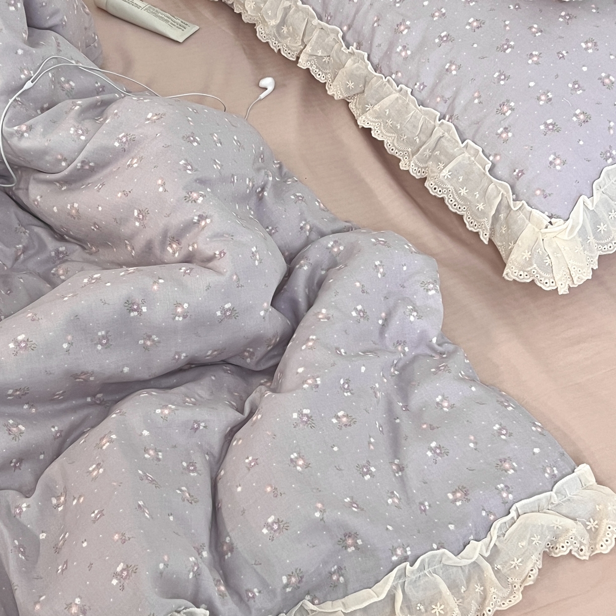 91家纺网 家纺一手货源 找家纺 荣轩家居 2026新款韩式浪漫花边工艺款全棉纯棉双层纱四件套（铺床版） 粉黛