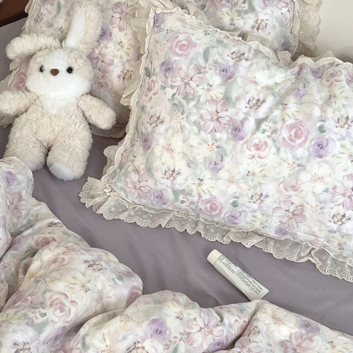 91家纺网 家纺一手货源 找家纺 荣轩家居 2026新款韩式浪漫花边工艺款全棉纯棉双层纱四件套（铺床版） 蔓延-紫