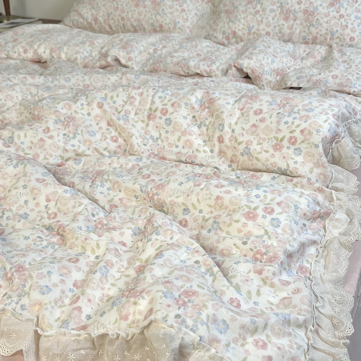 91家纺网 家纺一手货源 找家纺 荣轩家居 2026新款韩式浪漫花边工艺款全棉纯棉双层纱四件套（铺床版） 花喃