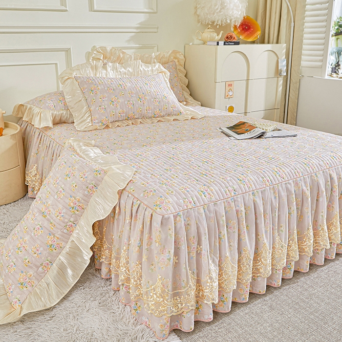 91家纺网 家纺一手货源 找家纺 宜凡家纺 2026新款全棉法式夹棉床裙款三件套 晴空