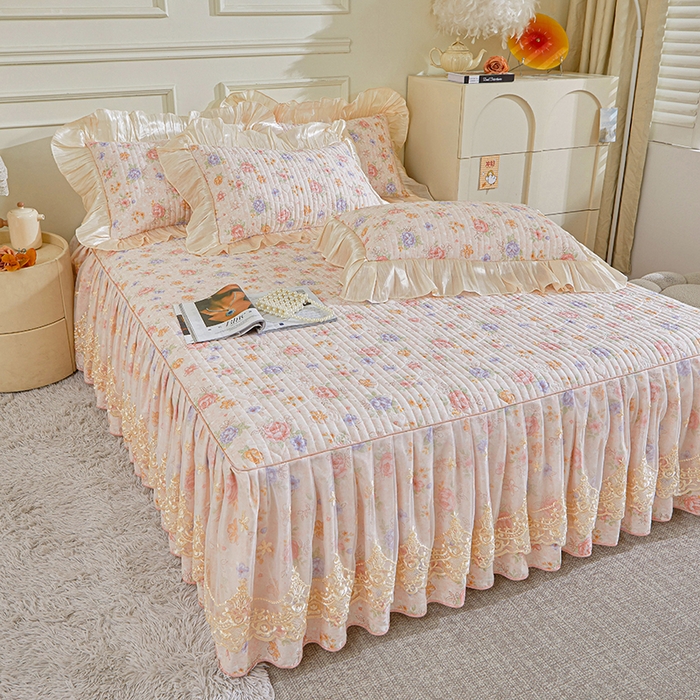 91家纺网 家纺一手货源 找家纺 宜凡家纺 2026新款全棉法式夹棉床裙款三件套 寻觅花季