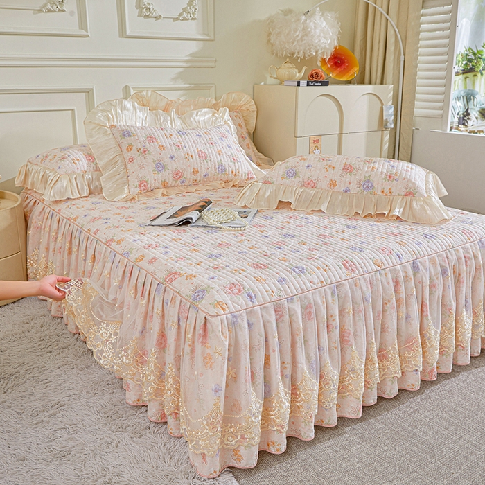 91家纺网 家纺一手货源 找家纺 宜凡家纺 2026新款全棉法式夹棉床裙款三件套 寻觅花季