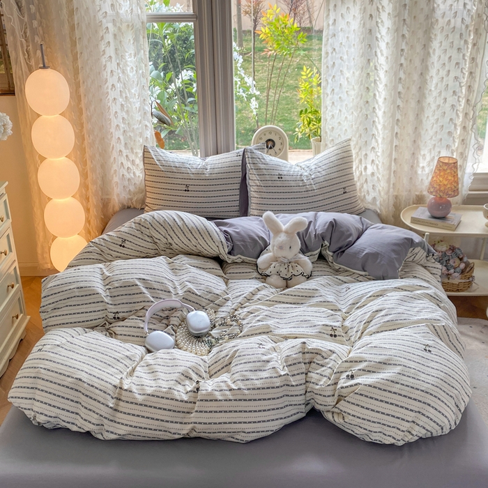 91家纺网 家纺一手货源 找家纺 豫见家纺 2026新款古法水洗仿棉云感纱四件套 灰条樱桃