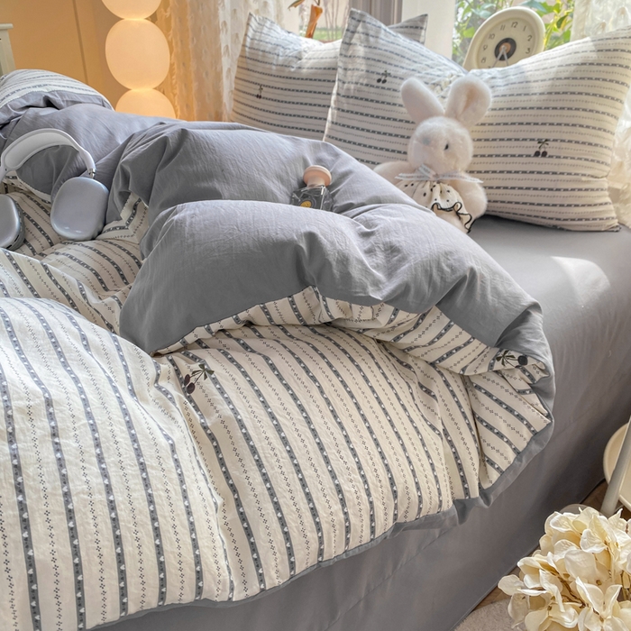 91家纺网 家纺一手货源 找家纺 豫见家纺 2026新款古法水洗仿棉云感纱四件套 灰条樱桃