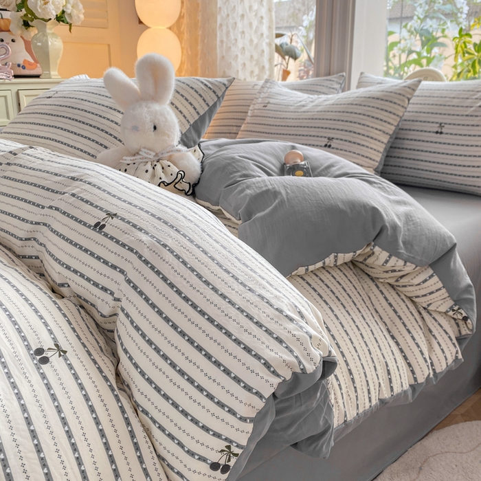 91家纺网 家纺一手货源 找家纺 豫见家纺 2026新款古法水洗仿棉云感纱四件套 灰条樱桃