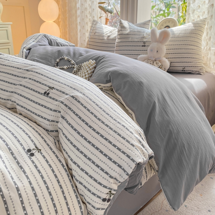 91家纺网 家纺一手货源 找家纺 豫见家纺 2026新款古法水洗仿棉云感纱四件套 灰条樱桃