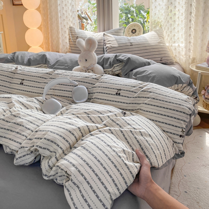 91家纺网 家纺一手货源 找家纺 豫见家纺 2026新款古法水洗仿棉云感纱四件套 灰条樱桃