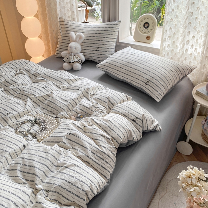 91家纺网 家纺一手货源 找家纺 豫见家纺 2026新款古法水洗仿棉云感纱四件套 灰条樱桃