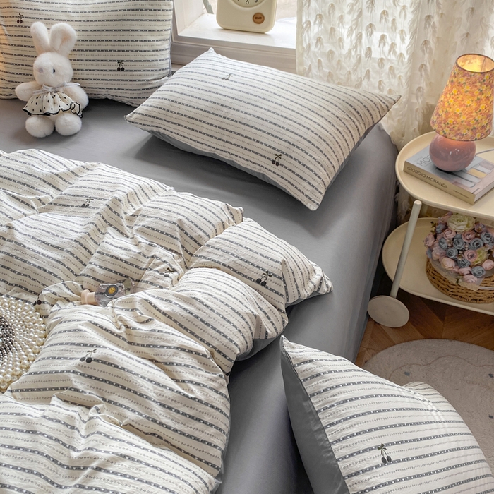 91家纺网 家纺一手货源 找家纺 豫见家纺 2026新款古法水洗仿棉云感纱四件套 灰条樱桃