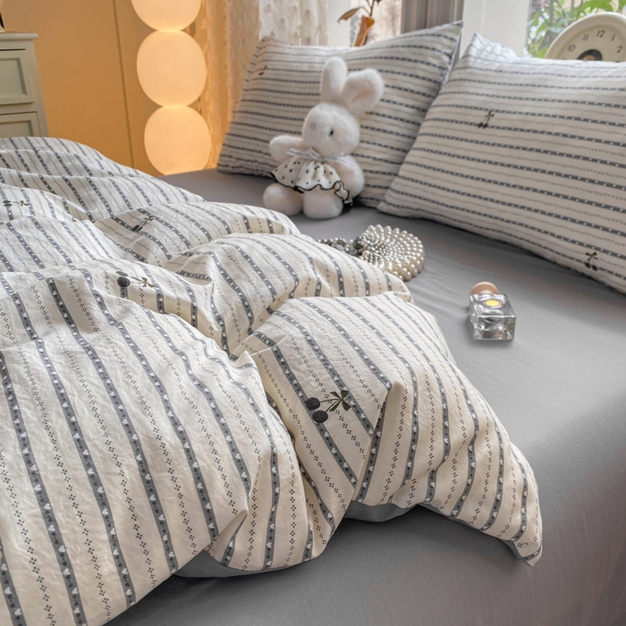 91家纺网 家纺一手货源 找家纺 豫见家纺 2026新款古法水洗仿棉云感纱四件套 灰条樱桃