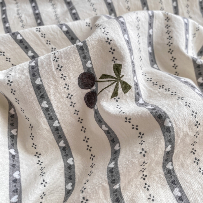 91家纺网 家纺一手货源 找家纺 豫见家纺 2026新款古法水洗仿棉云感纱四件套 灰条樱桃