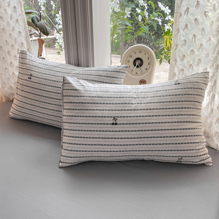 91家纺网 家纺一手货源 找家纺 豫见家纺 2026新款古法水洗仿棉云感纱四件套 灰条樱桃