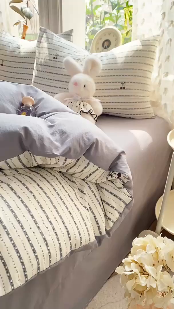 91家纺网 家纺一手货源 找家纺 豫见家纺 2026新款古法水洗仿棉云感纱四件套 灰条樱桃