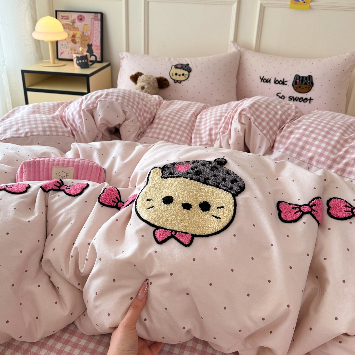 三朵家纺 2026春夏新款云柔棉水洗棉毛巾绣四件套 蝴蝶结小猫-粉格