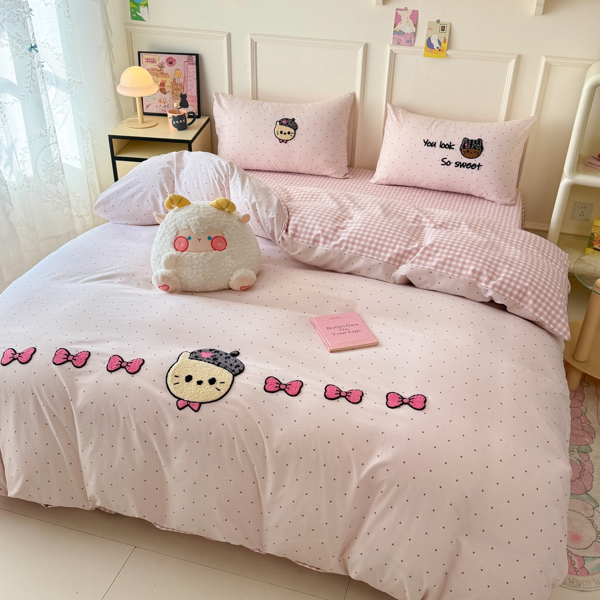 91家纺网 家纺一手货源 找家纺 三朵家纺 2026春夏新款云柔棉水洗棉毛巾绣四件套 蝴蝶结小猫-粉格