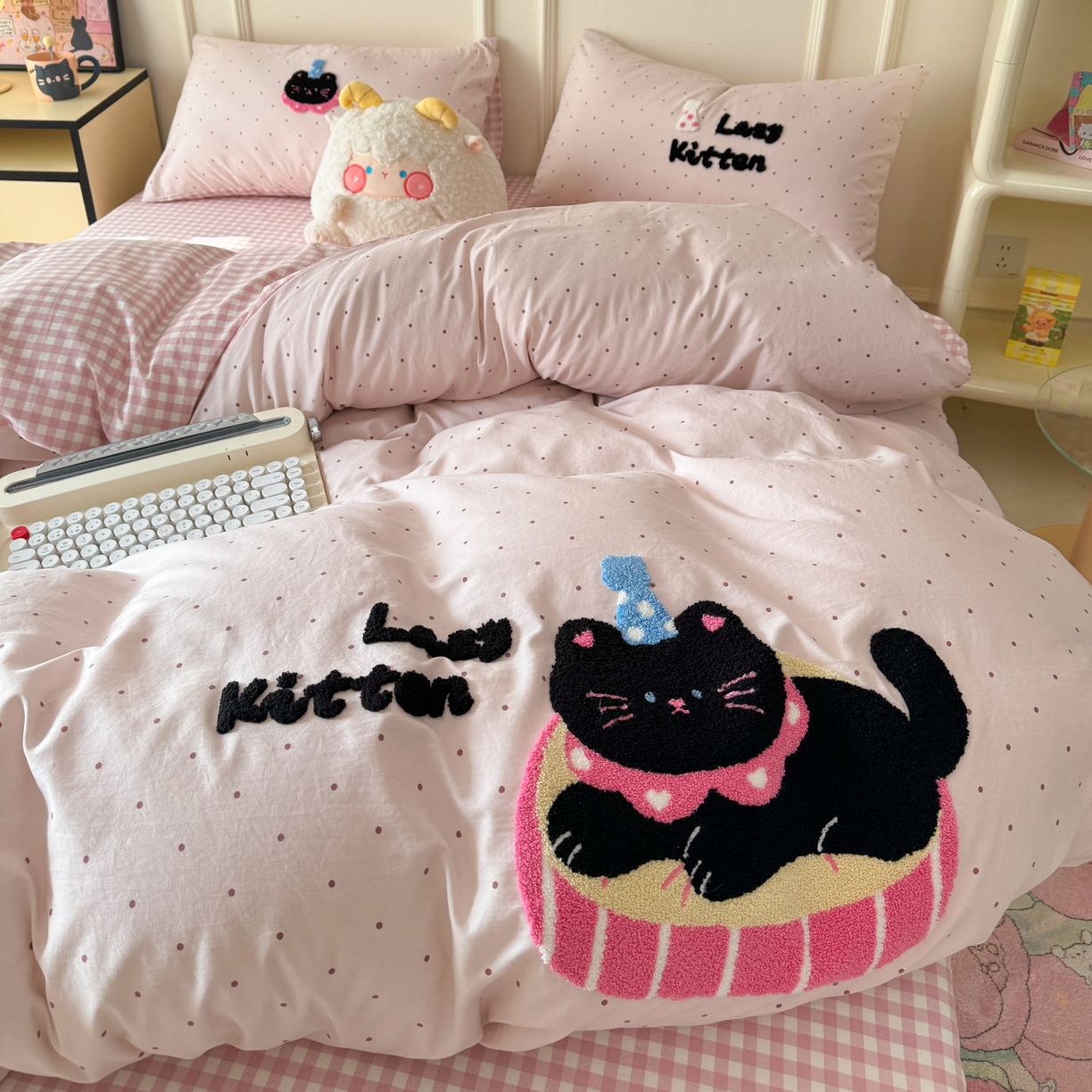 91家纺网 家纺一手货源 找家纺 三朵家纺 2026春夏新款云柔棉水洗棉毛巾绣四件套 可爱猫咪酱-粉格