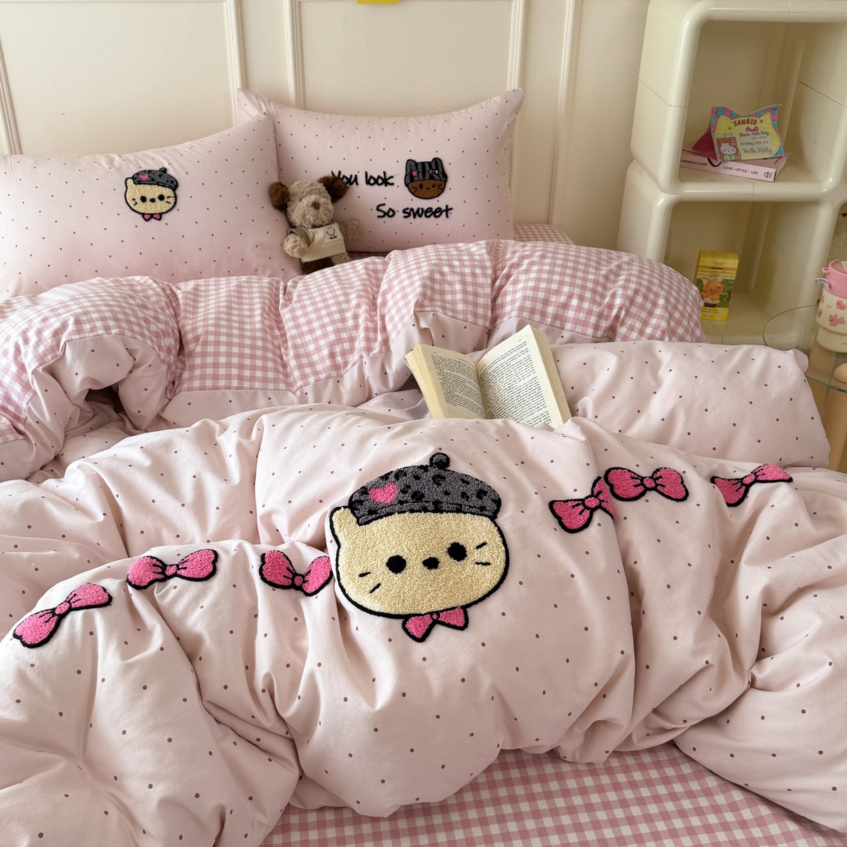 91家纺网 家纺一手货源 找家纺 三朵家纺 2026春夏新款云柔棉水洗棉毛巾绣四件套 蝴蝶结小猫-粉格