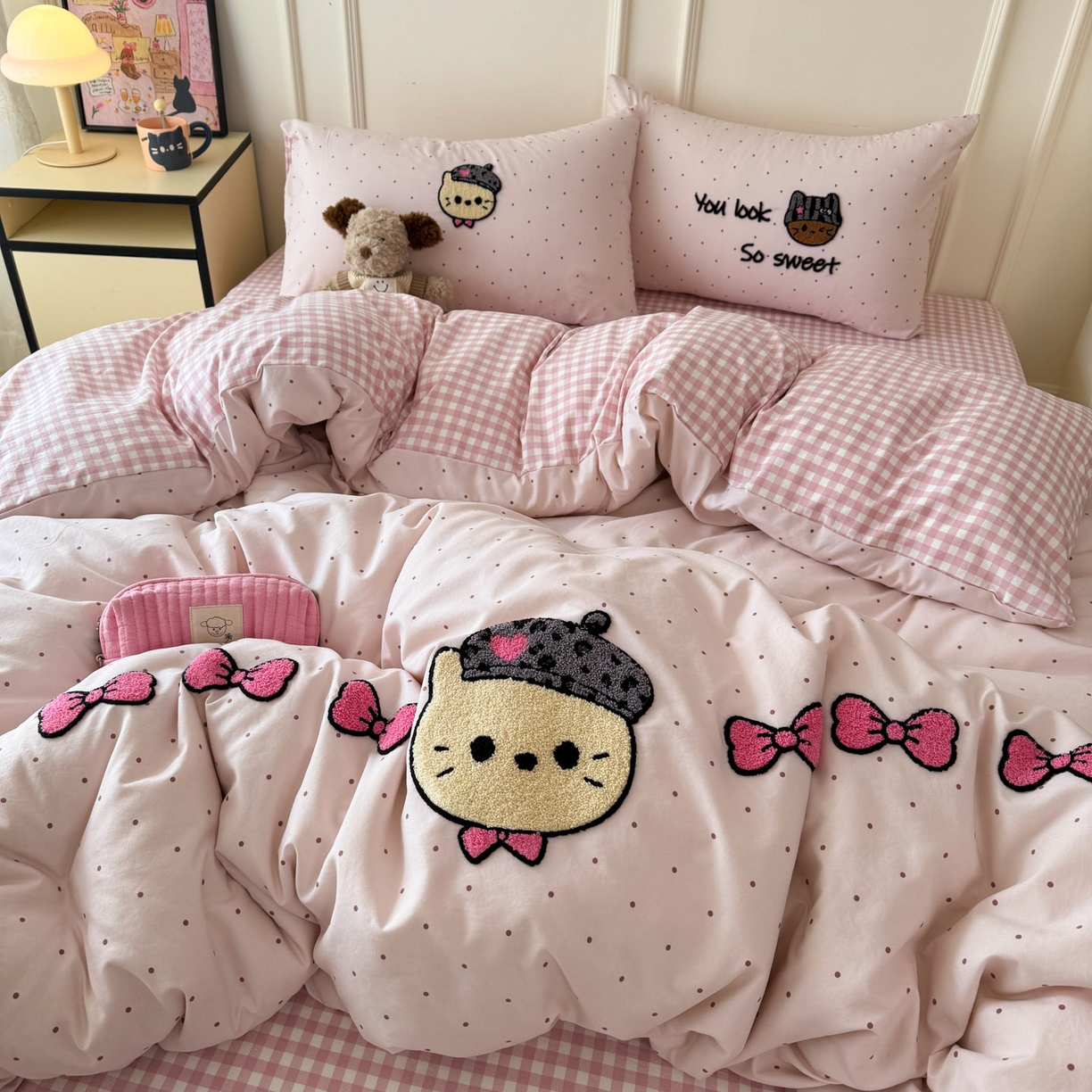 91家纺网 家纺一手货源 找家纺 三朵家纺 2026春夏新款云柔棉水洗棉毛巾绣四件套 蝴蝶结小猫-粉格