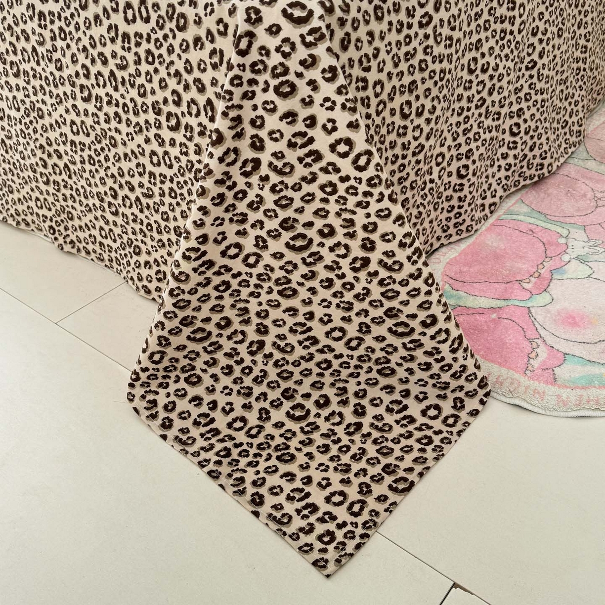 91家纺网 家纺一手货源 找家纺 三朵家纺 2026春夏新款云柔棉水洗棉毛巾绣四件套 可爱猫咪酱-豹纹