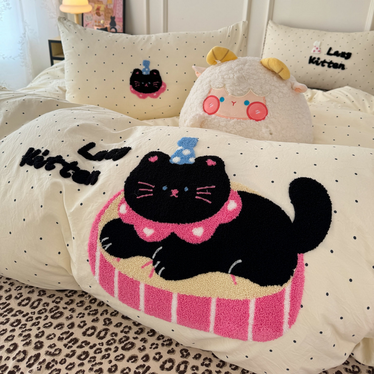 91家纺网 家纺一手货源 找家纺 三朵家纺 2026春夏新款云柔棉水洗棉毛巾绣四件套 可爱猫咪酱-豹纹