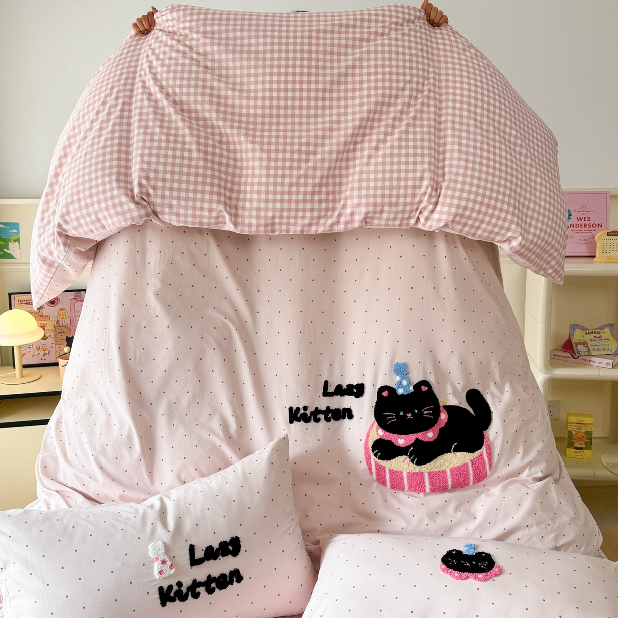 91家纺网 家纺一手货源 找家纺 三朵家纺 2026春夏新款云柔棉水洗棉毛巾绣四件套 可爱猫咪酱-粉格