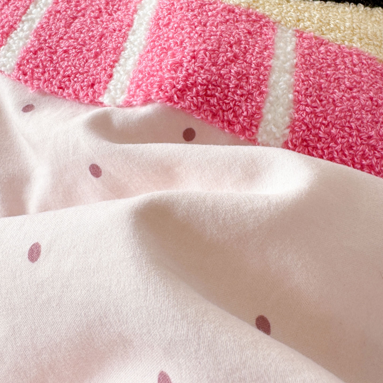 91家纺网 家纺一手货源 找家纺 三朵家纺 2026春夏新款云柔棉水洗棉毛巾绣四件套 可爱猫咪酱-粉格