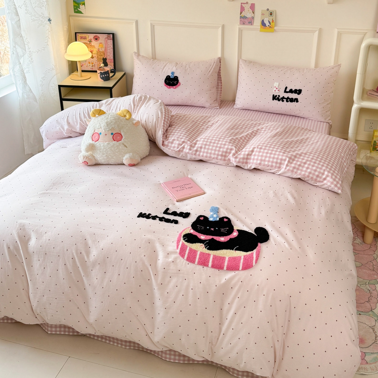91家纺网 家纺一手货源 找家纺 三朵家纺 2026春夏新款云柔棉水洗棉毛巾绣四件套 可爱猫咪酱-粉格