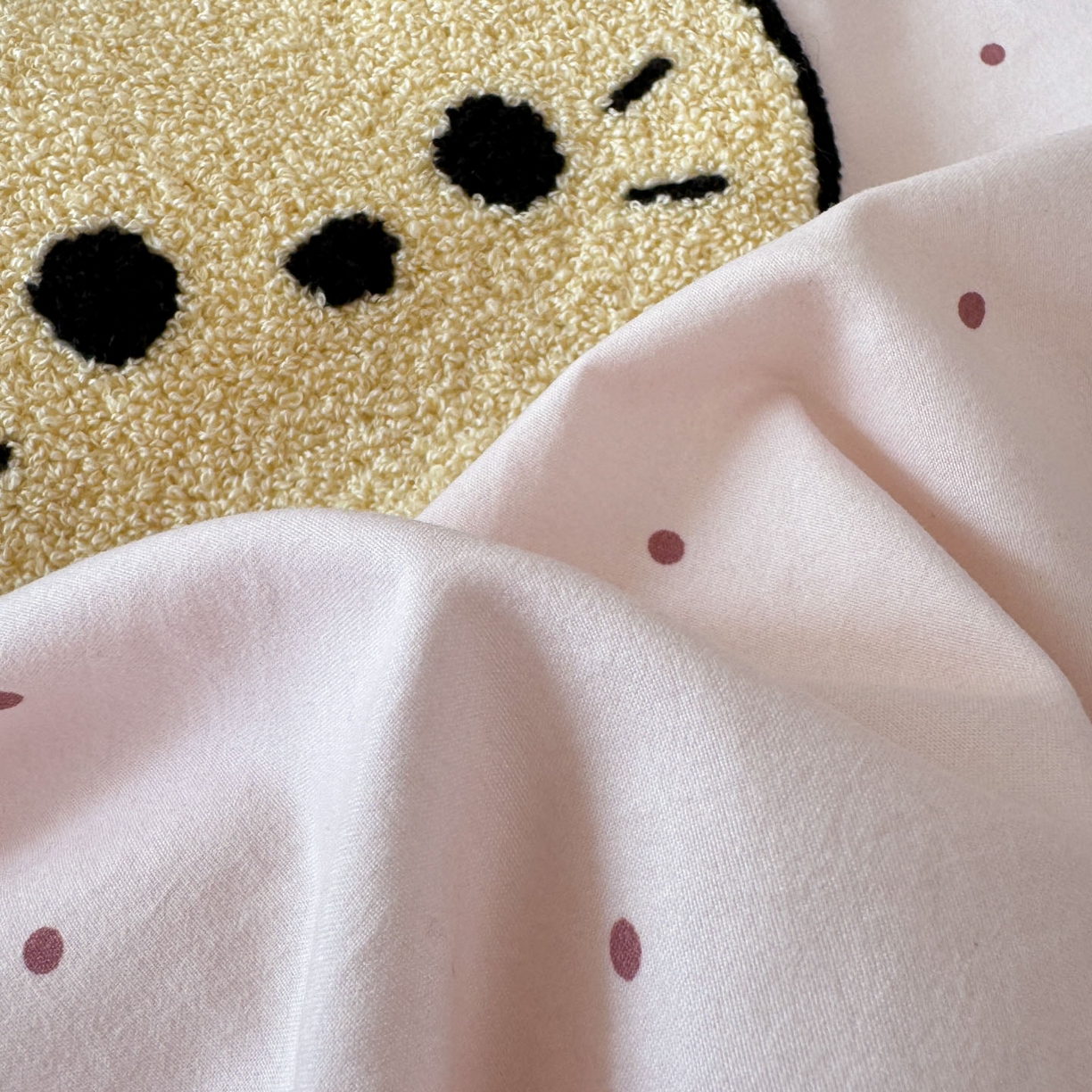 91家纺网 家纺一手货源 找家纺 三朵家纺 2026春夏新款云柔棉水洗棉毛巾绣四件套 蝴蝶结小猫-粉格