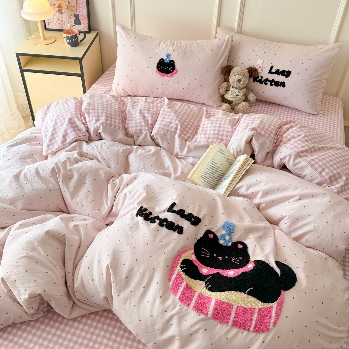 91家纺网 家纺一手货源 找家纺 三朵家纺 2026春夏新款云柔棉水洗棉毛巾绣四件套 可爱猫咪酱-粉格