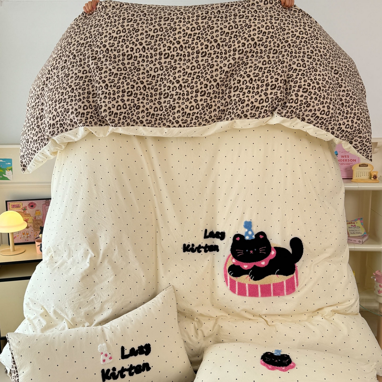 91家纺网 家纺一手货源 找家纺 三朵家纺 2026春夏新款云柔棉水洗棉毛巾绣四件套 可爱猫咪酱-豹纹