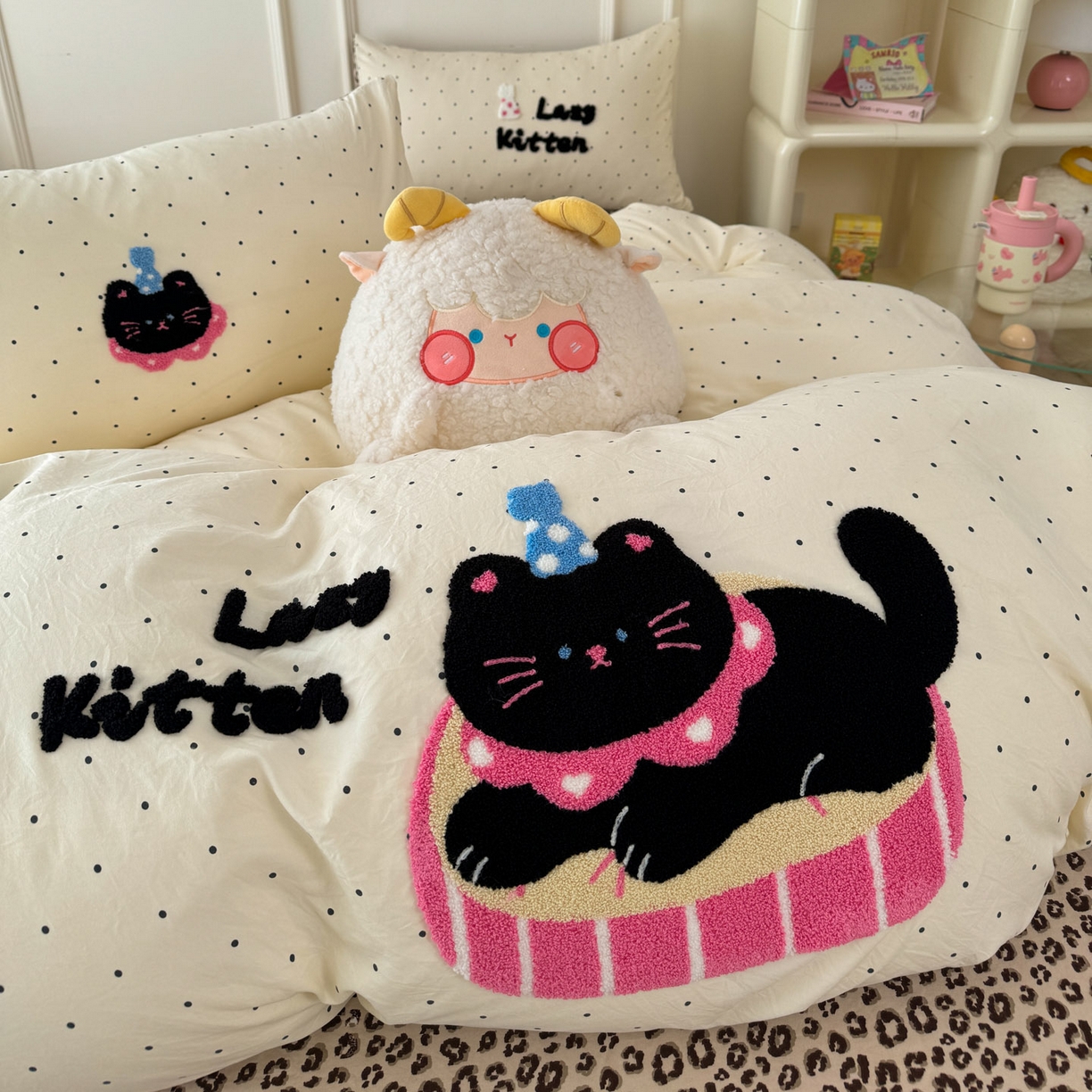 91家纺网 家纺一手货源 找家纺 三朵家纺 2026春夏新款云柔棉水洗棉毛巾绣四件套 可爱猫咪酱-豹纹