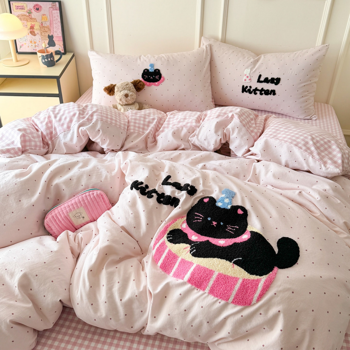 91家纺网 家纺一手货源 找家纺 三朵家纺 2026春夏新款云柔棉水洗棉毛巾绣四件套 可爱猫咪酱-粉格