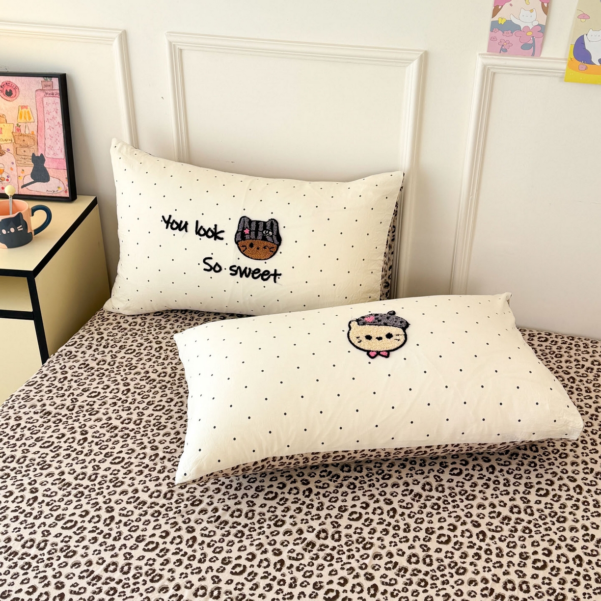 91家纺网 家纺一手货源 找家纺 三朵家纺 2026春夏新款云柔棉水洗棉毛巾绣四件套 蝴蝶结小猫-豹纹