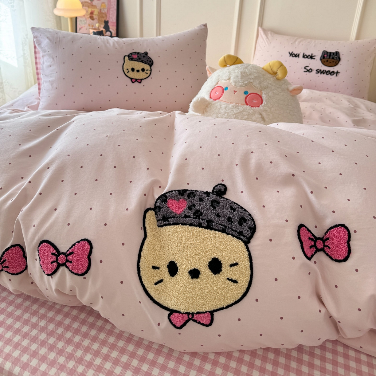 91家纺网 家纺一手货源 找家纺 三朵家纺 2026春夏新款云柔棉水洗棉毛巾绣四件套 蝴蝶结小猫-粉格