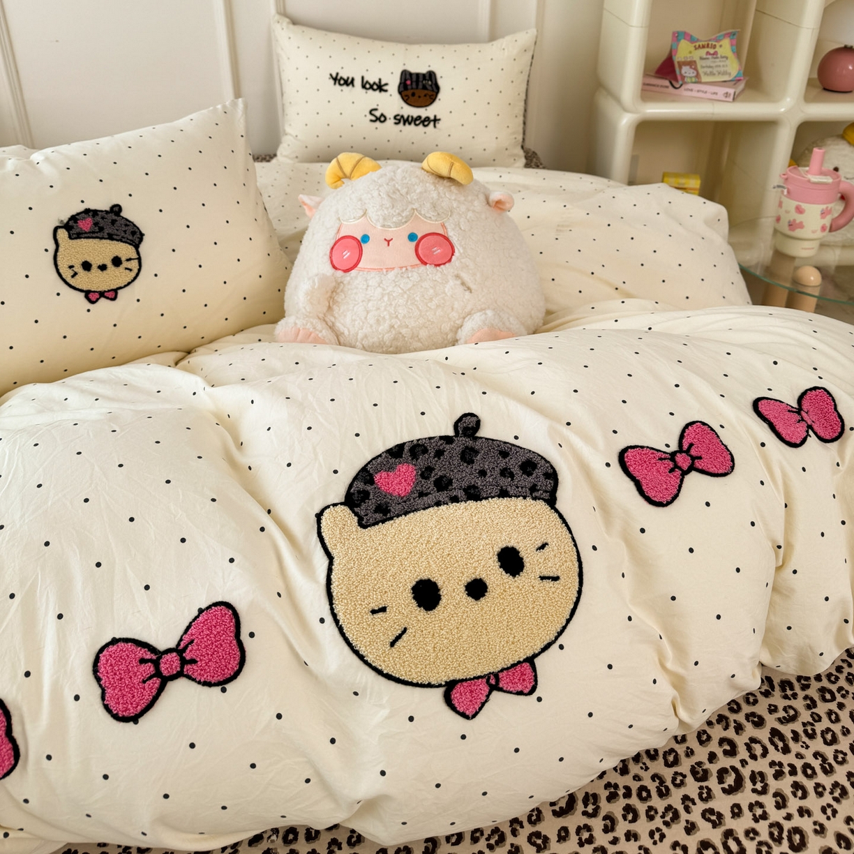 91家纺网 家纺一手货源 找家纺 三朵家纺 2026春夏新款云柔棉水洗棉毛巾绣四件套 蝴蝶结小猫-豹纹