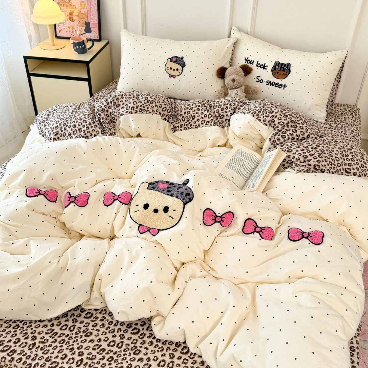 91家纺网 家纺一手货源 找家纺 三朵家纺 2026春夏新款云柔棉水洗棉毛巾绣四件套 蝴蝶结小猫-豹纹