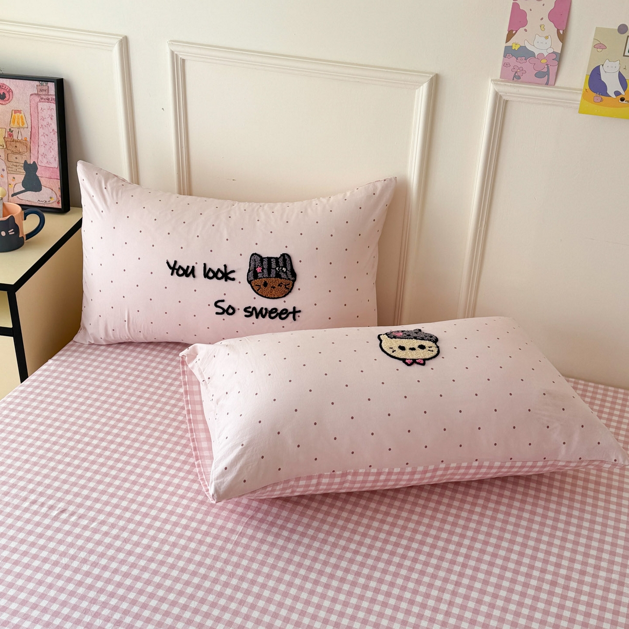 91家纺网 家纺一手货源 找家纺 三朵家纺 2026春夏新款云柔棉水洗棉毛巾绣四件套 蝴蝶结小猫-粉格