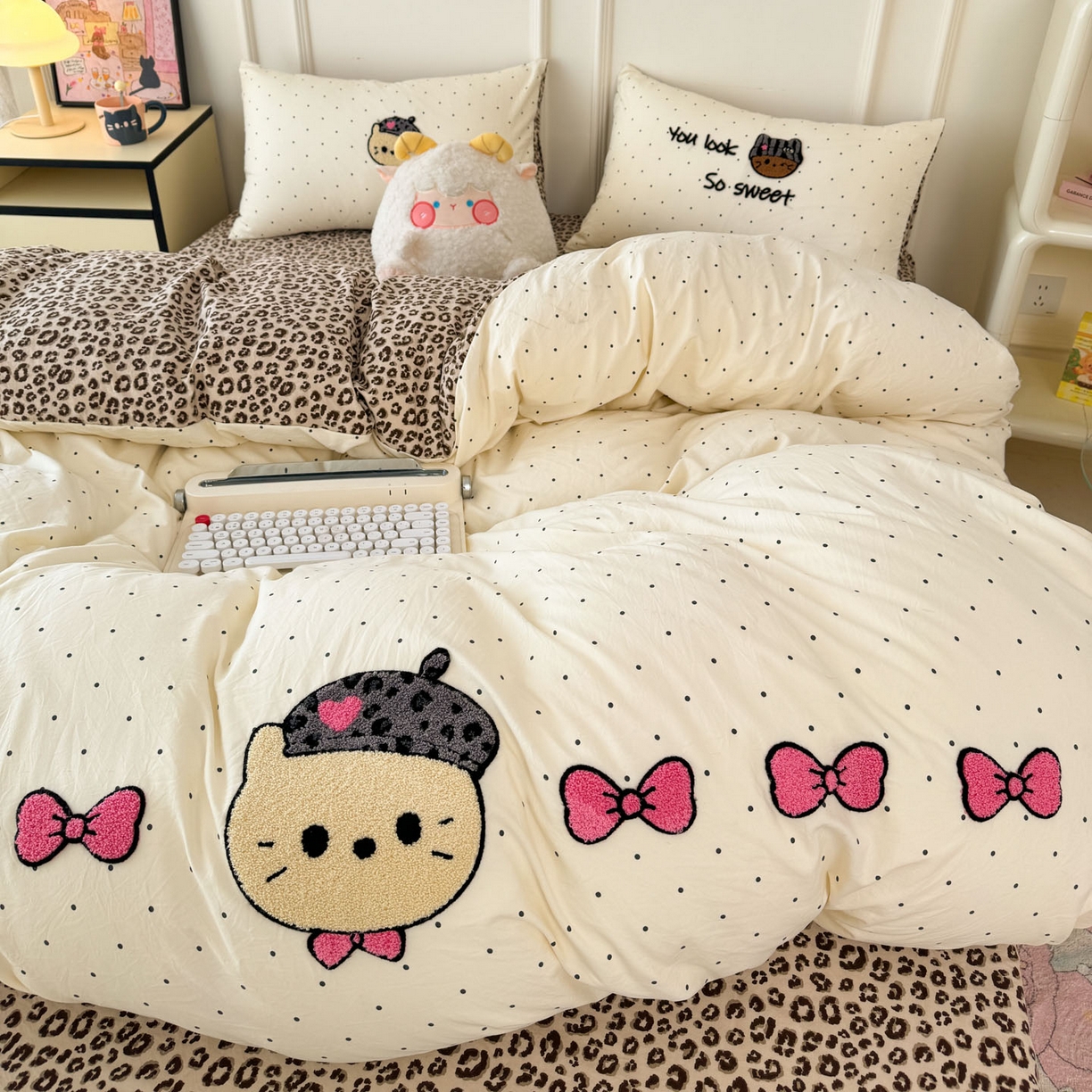 91家纺网 家纺一手货源 找家纺 三朵家纺 2026春夏新款云柔棉水洗棉毛巾绣四件套 蝴蝶结小猫-豹纹