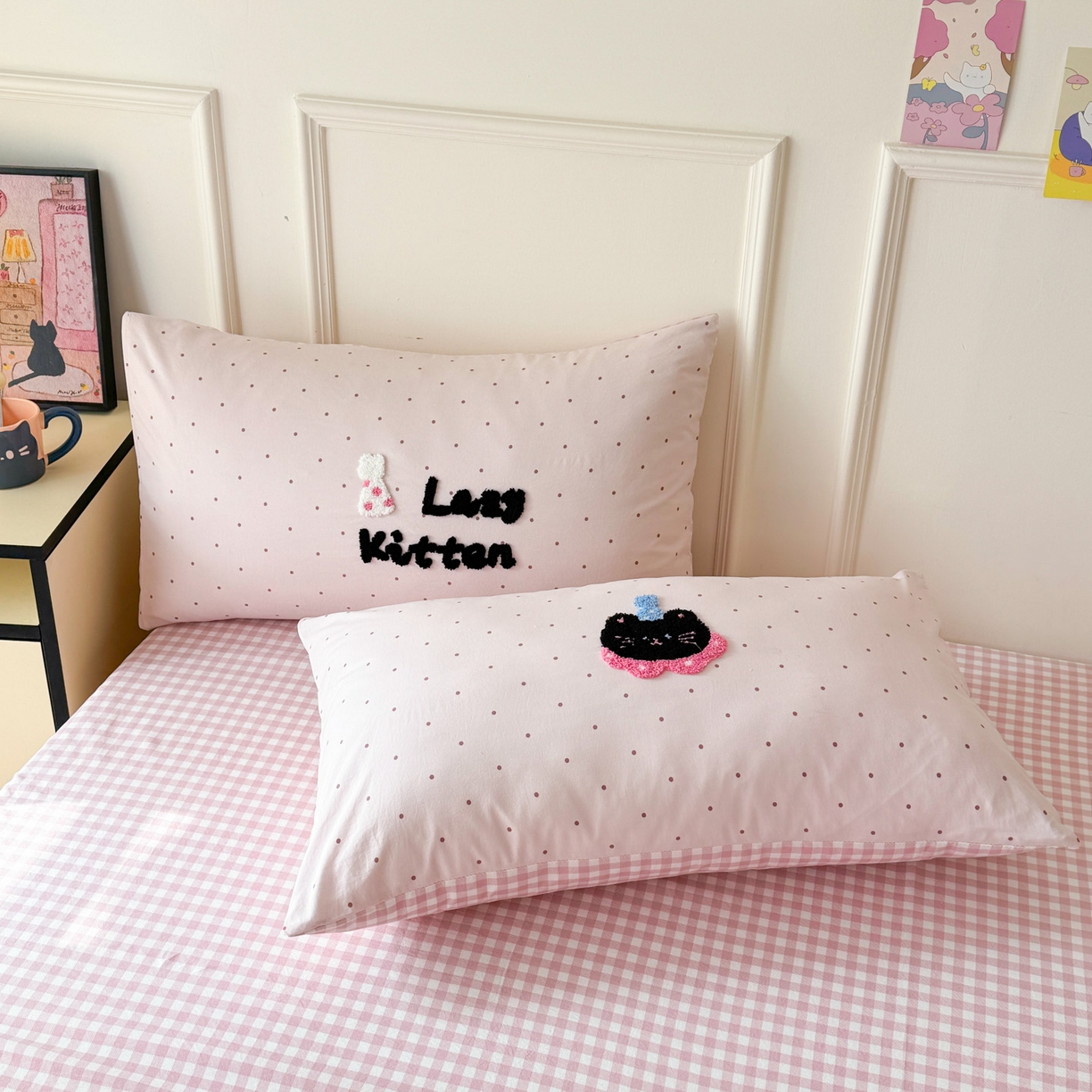 91家纺网 家纺一手货源 找家纺 三朵家纺 2026春夏新款云柔棉水洗棉毛巾绣四件套 可爱猫咪酱-粉格