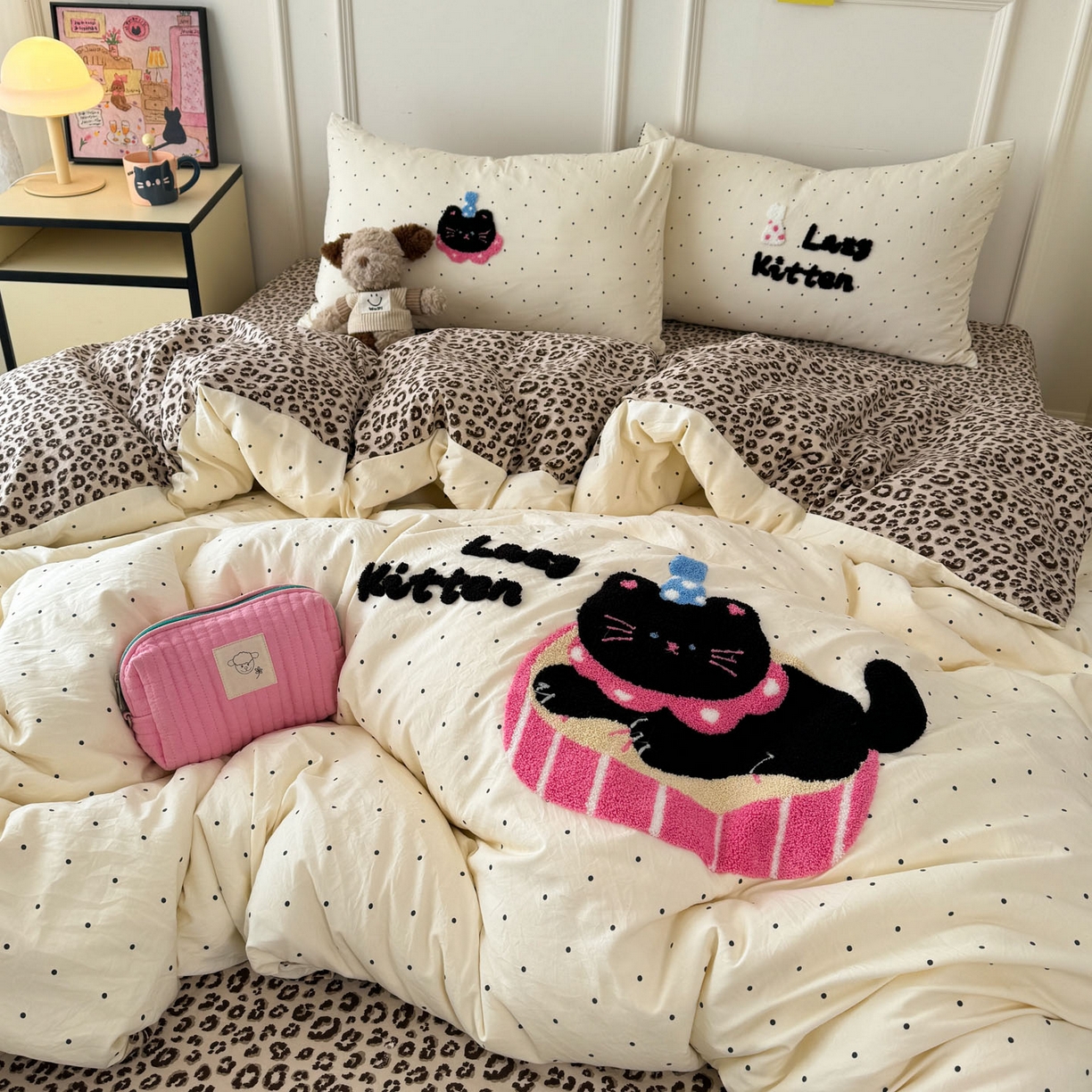 91家纺网 家纺一手货源 找家纺 三朵家纺 2026春夏新款云柔棉水洗棉毛巾绣四件套 可爱猫咪酱-豹纹